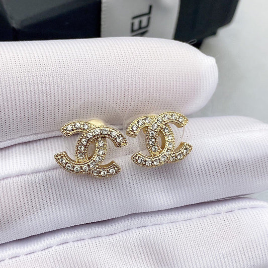 Pendientes de tuerca con diamantes completos de doble C