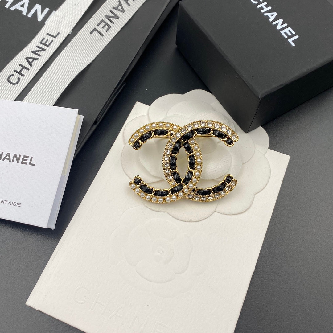 Broche de oro negro con perlas y diamantes