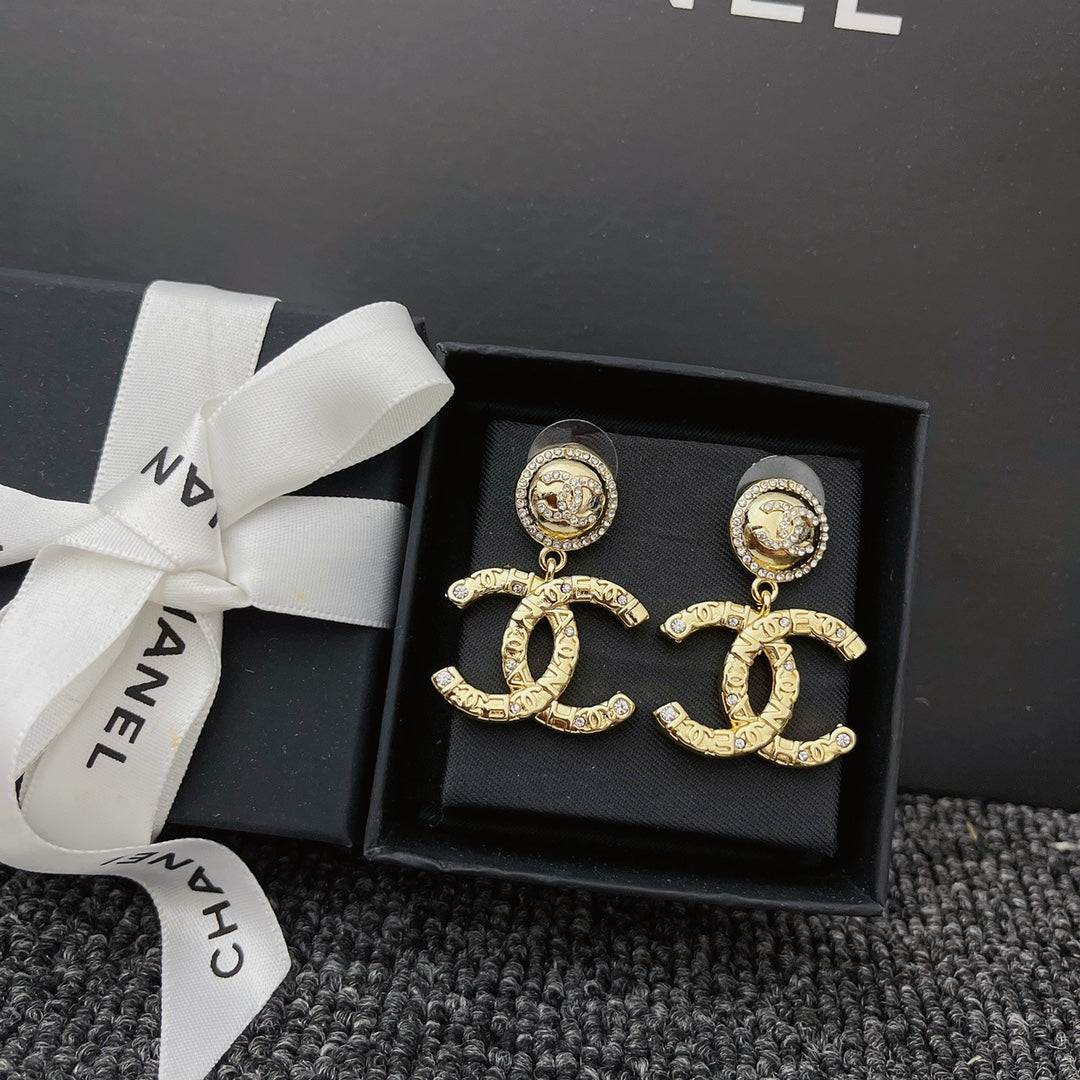 Pendientes metálicos con colgante de cristal