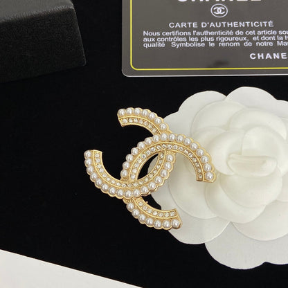 Broche de diamantes y perlas con temple
