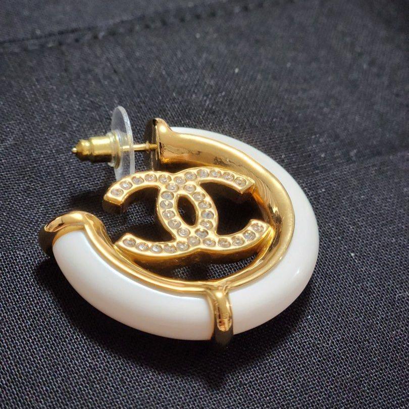Pendientes de aro esmaltados en blanco