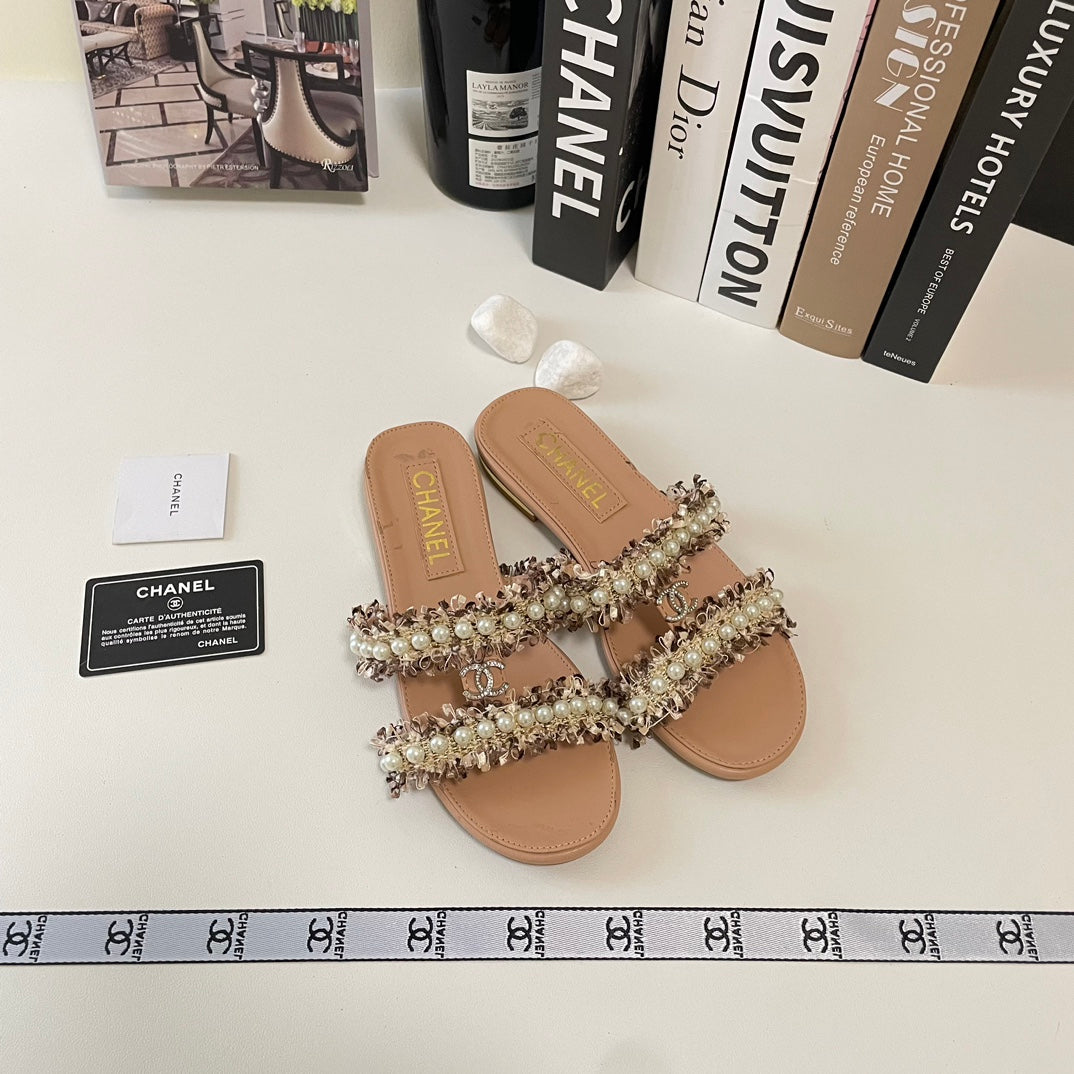 Zapatillas planas elegantes con doble tira de perlas