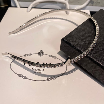 Diadema con Diamantes y Logo de Triángulo