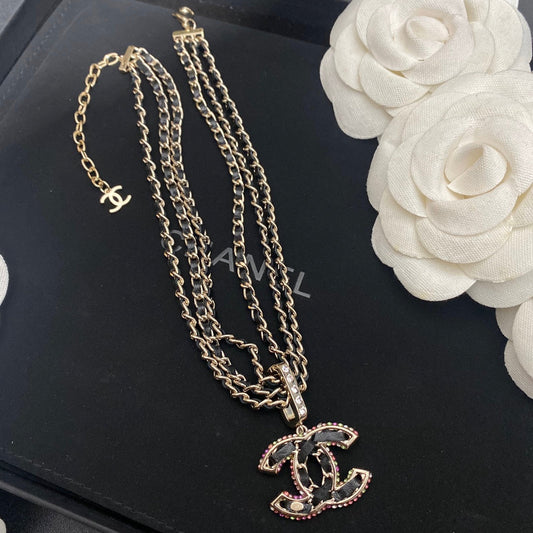 Collier pendentif lettre en cuir triple couche premium