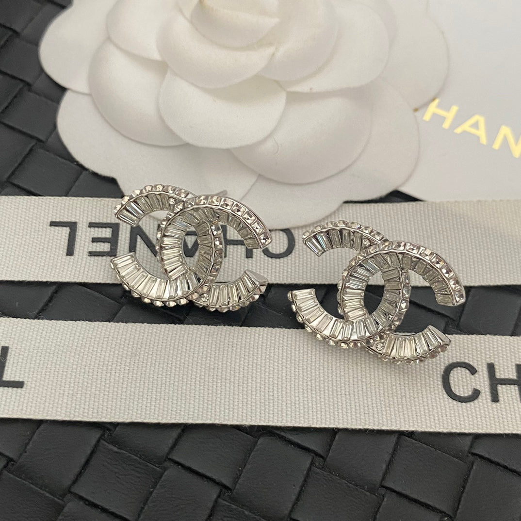 Pendientes de botón con logotipo de cristal a la moda