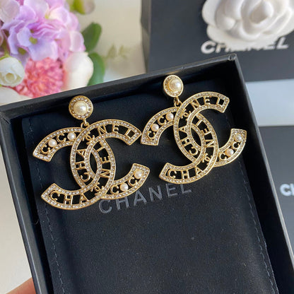 Aretes de alfabeto calado elegantes