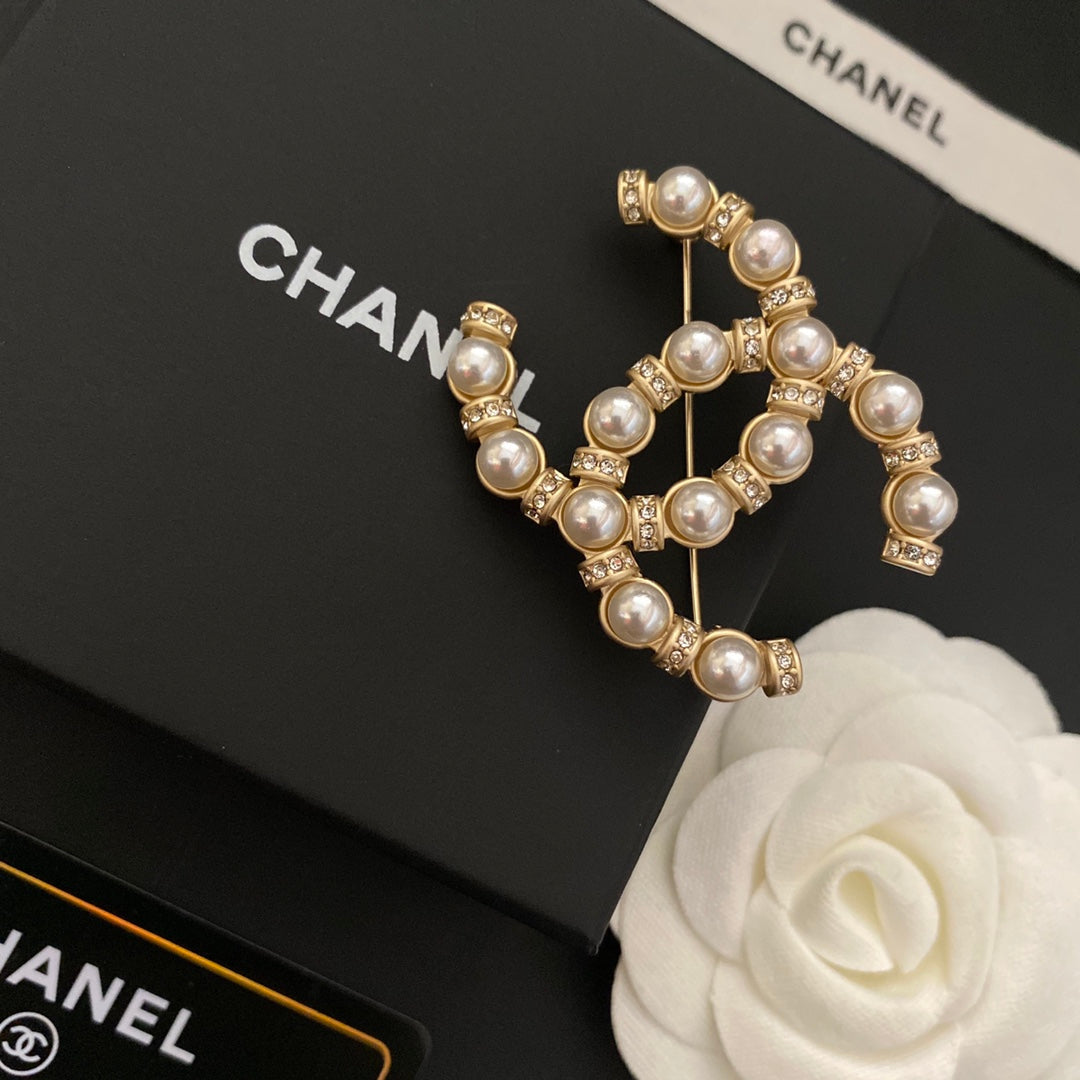 Broche de moda clásico con perlas