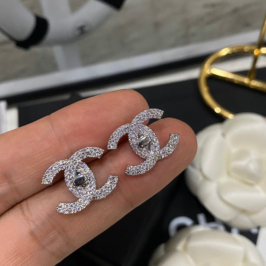 Pendientes clásicos de diamante y circonita cúbica