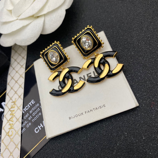 Pendientes largos de diamantes con logo de estilo vintage