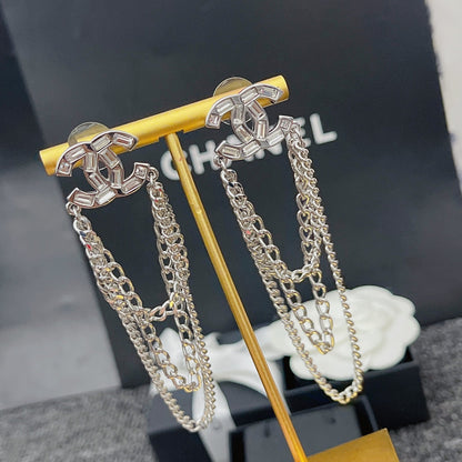 Boucles d'oreilles pendantes chaîne et diamants de cristal