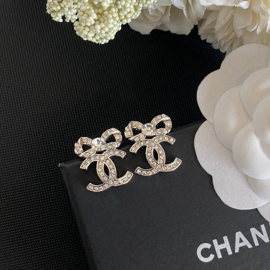 Boucles d'oreilles nœud et diamants élégantes