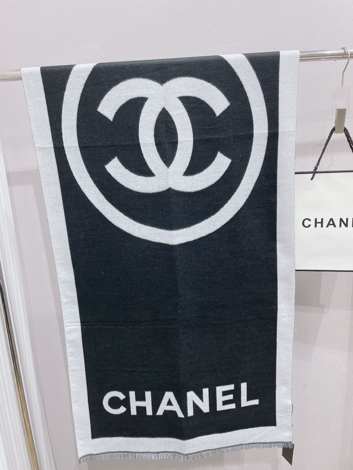 Bufanda chal clásica con logotipo grande