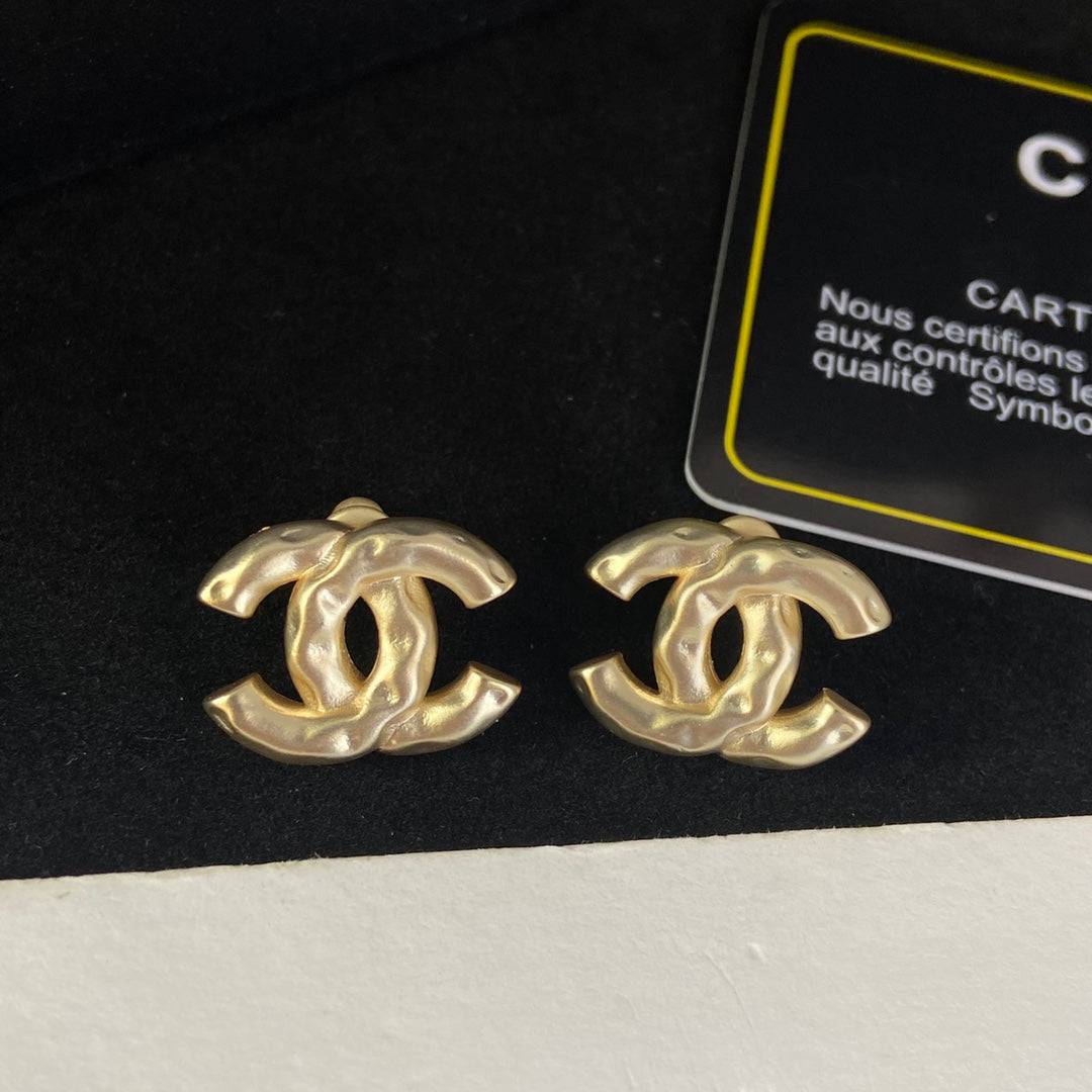 Pendientes de tuerca con letras y diseño arrugado