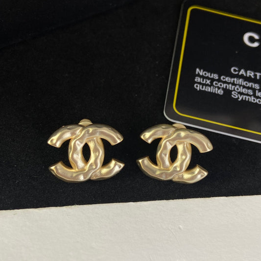 Boucles d'oreilles clous lettre Crinkle Design