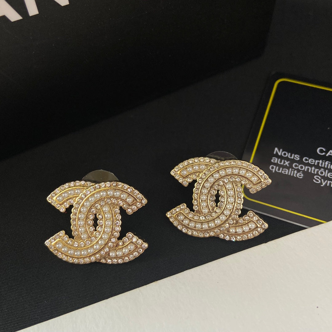 Pendientes con letras de perlas y diamantes