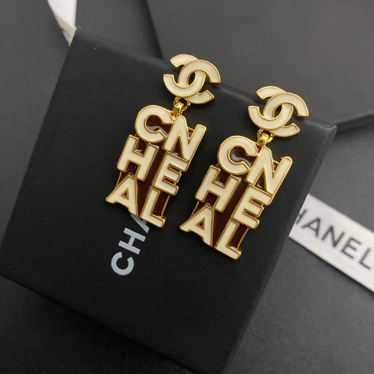 Pendientes con logotipo de letra y pegamento.