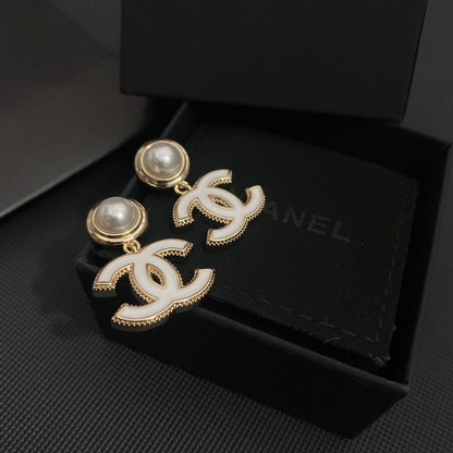 Pendientes de perlas de epoxi con carácter
