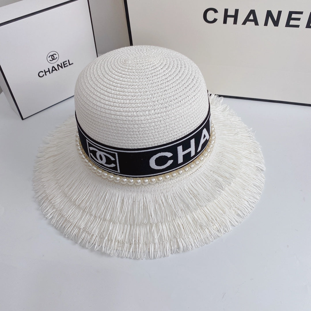Sombrero de paja con flecos y perlas
