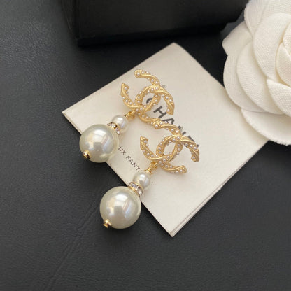 Boucles d'oreilles pendantes perlées avec lettre logo Temperament