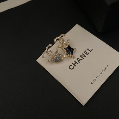 Boucles d'oreilles asymétriques en diamants en forme d'étoile