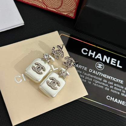 Pendientes de gota de frasco de perfume blanco