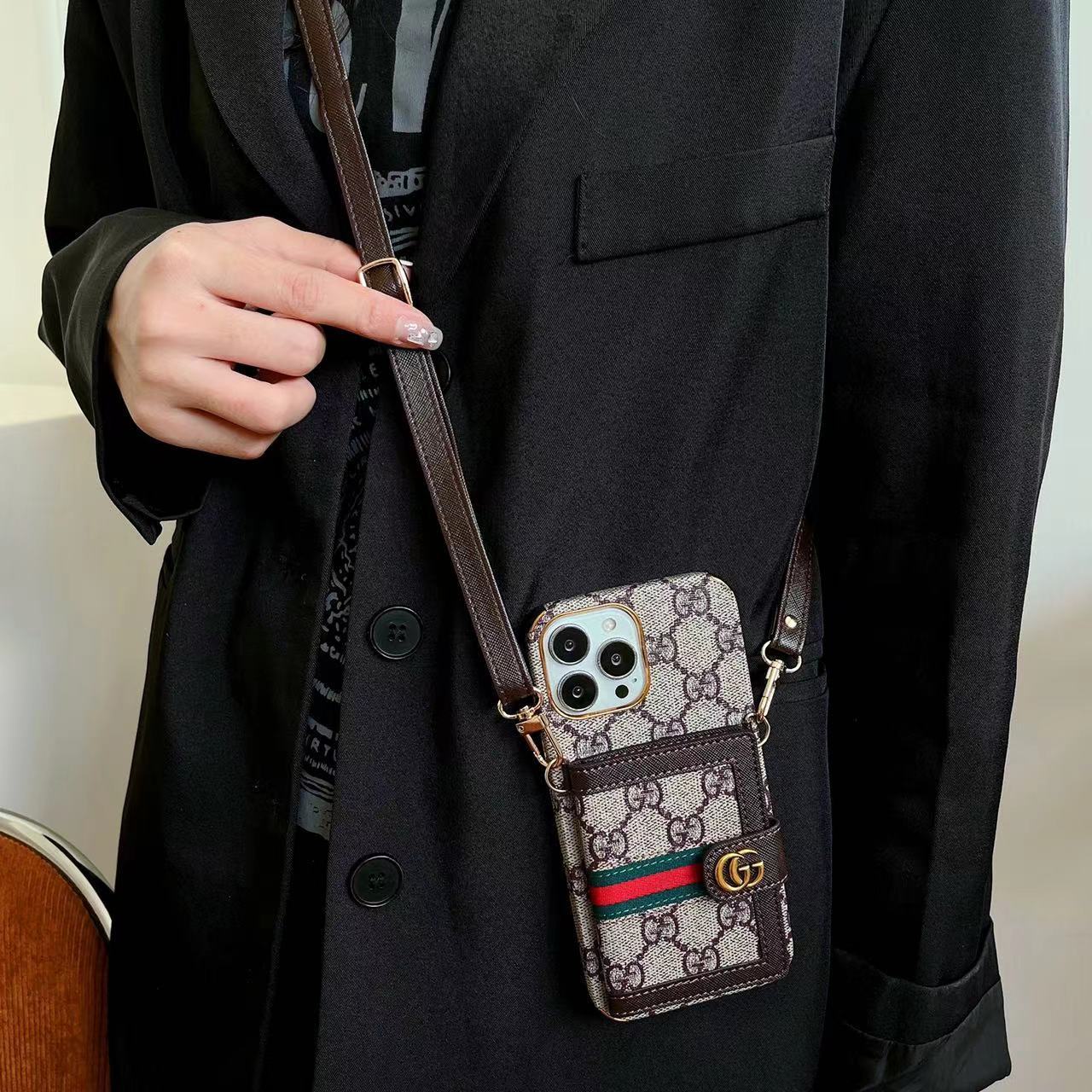 Funda tipo Cartera con Borde Dorado y Correa para Hombro