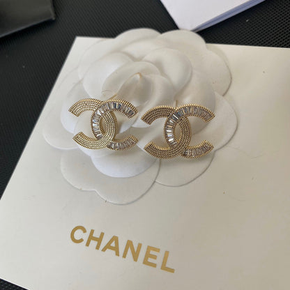 Aretes elegantes con baño de cristal