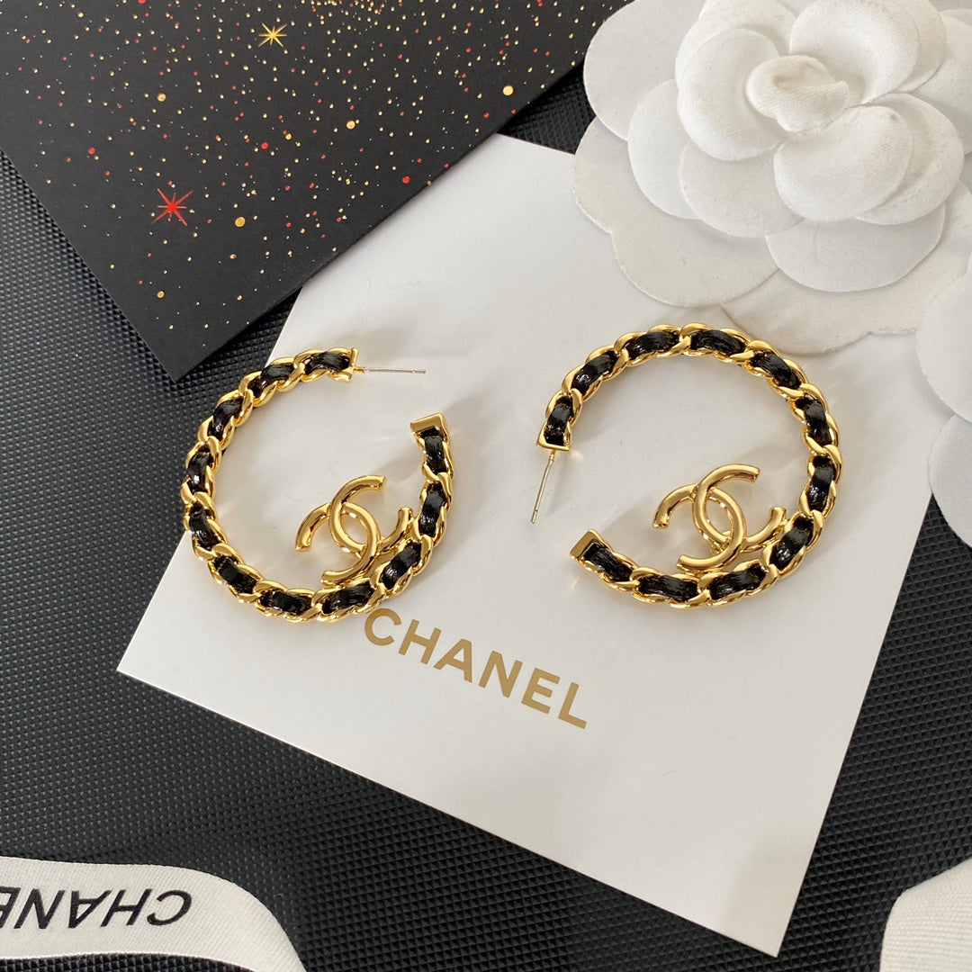 Pendientes de aro de oro con cuero negro