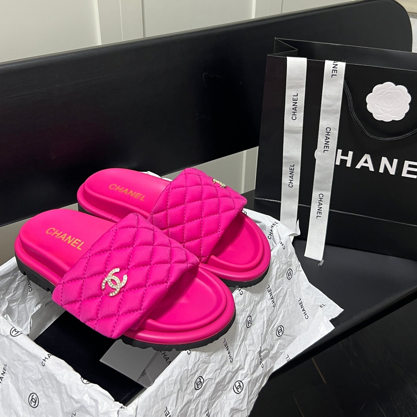 Pantuflas con el logotipo de diamante