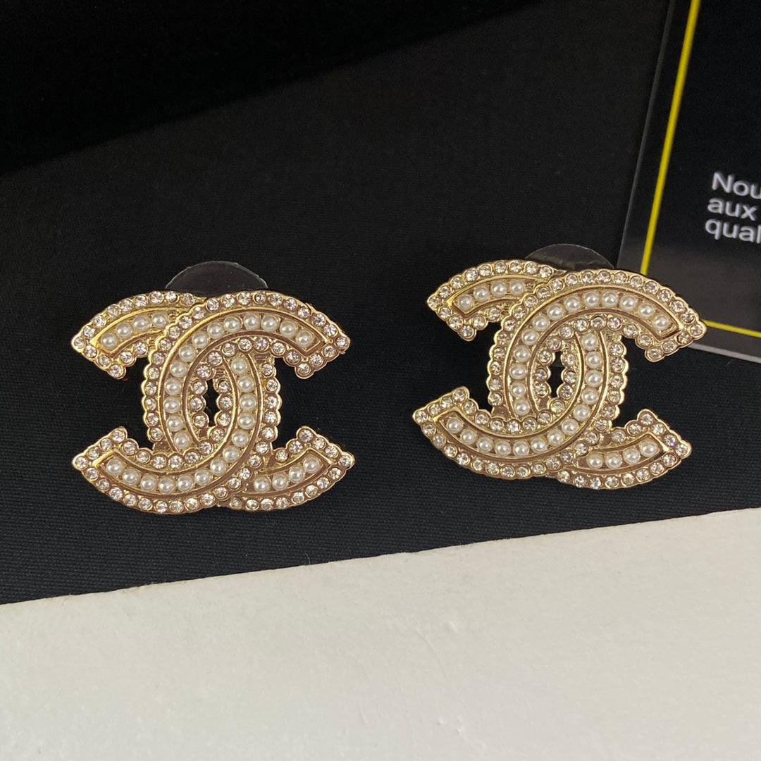 Pendientes con letras de perlas y diamantes