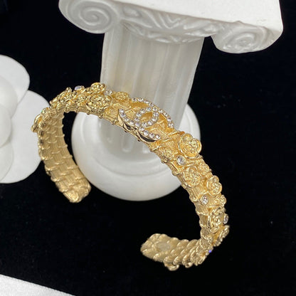 Pulsera abierta de camelia grabada en relieve