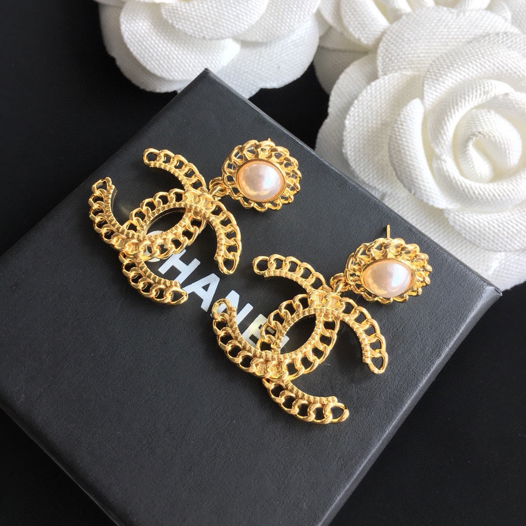 Pendientes elegantes de gota de perla en tono dorado