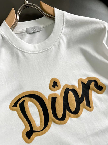 Camiseta de manga corta con cuello redondo, logo de piel y espuma