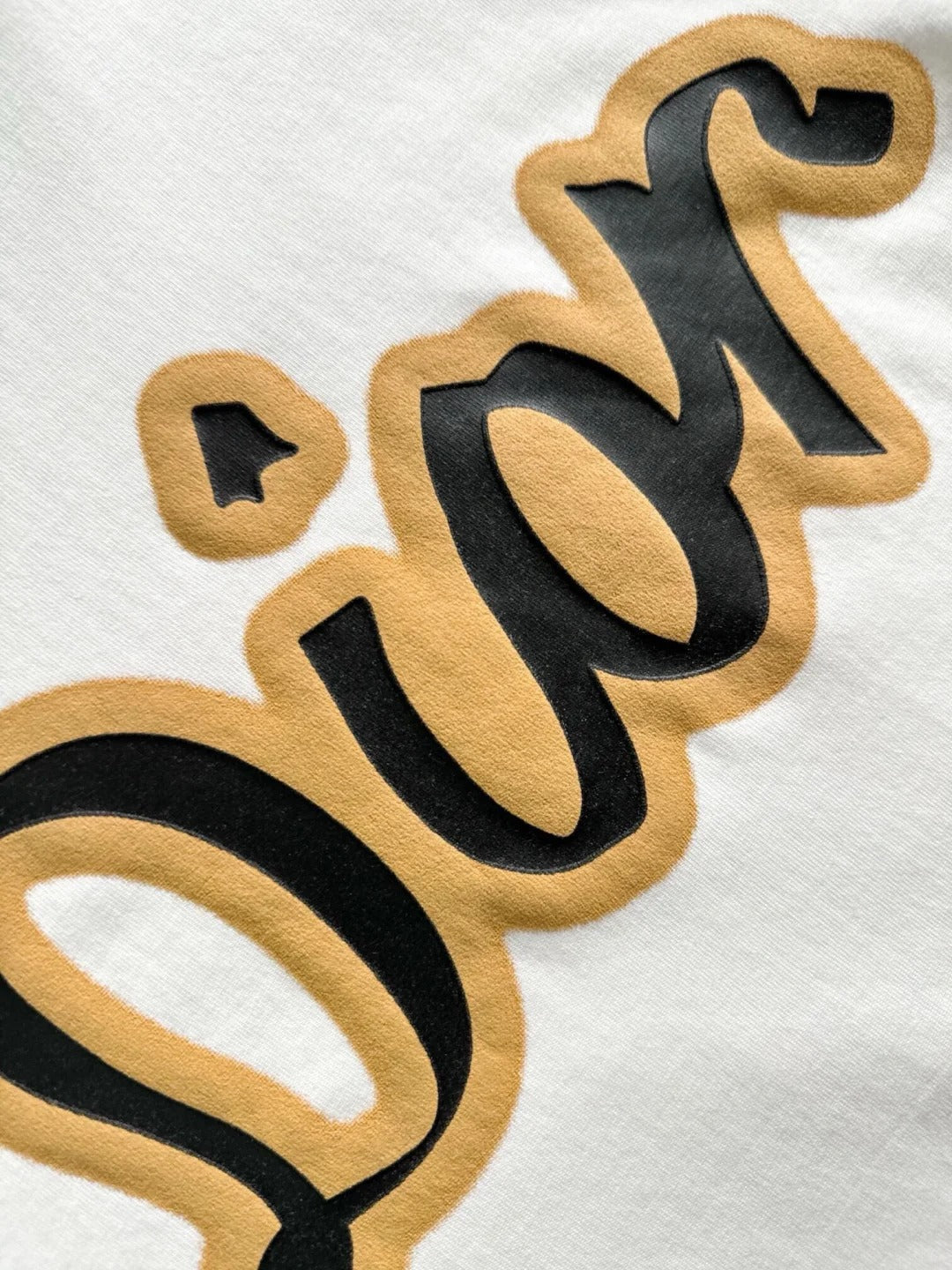 Camiseta de manga corta con cuello redondo, logo de piel y espuma