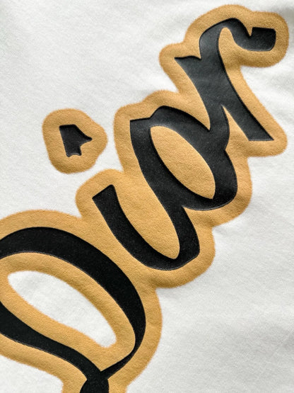 Camiseta de manga corta con cuello redondo, logo de piel y espuma