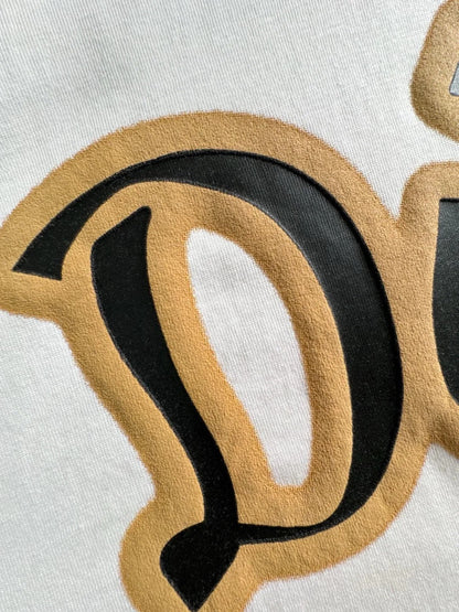Camiseta de manga corta con cuello redondo, logo de piel y espuma
