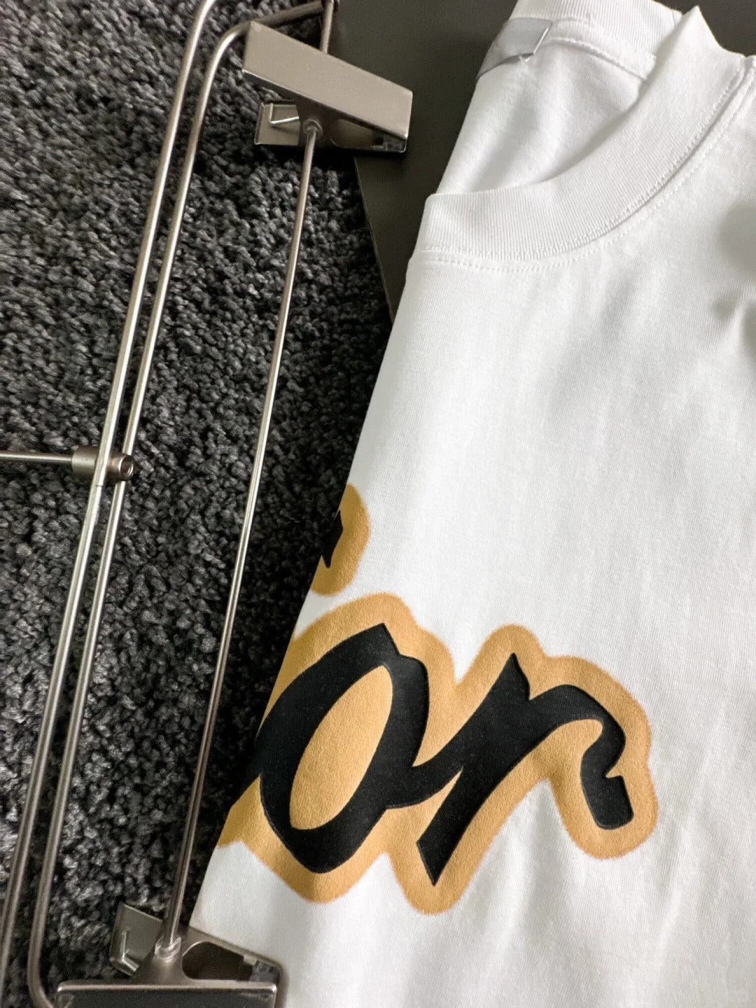 Camiseta de manga corta con cuello redondo, logo de piel y espuma