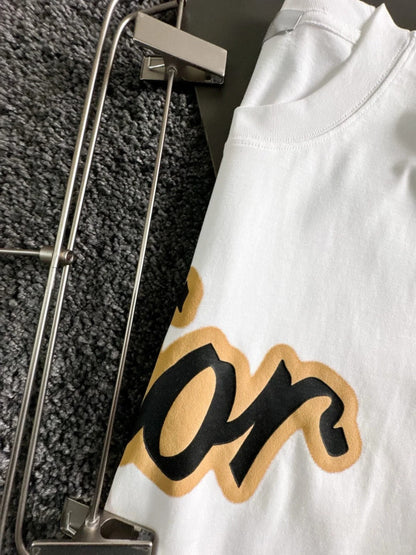 Camiseta de manga corta con cuello redondo, logo de piel y espuma