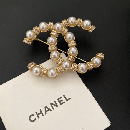 Broche de moda clásico con perlas