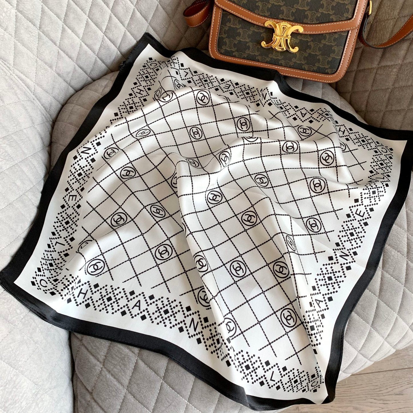 Pañuelo de seda cuadrado elegante con rombos