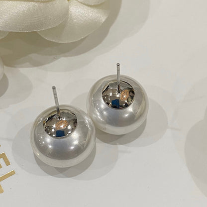 Elegantes aretes de perlas con logo
