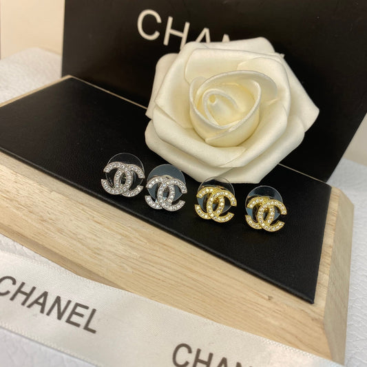 Puces d'oreilles classiques en diamant