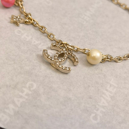 Pulsera con colgantes de perlas y diamantes de imitación de moda