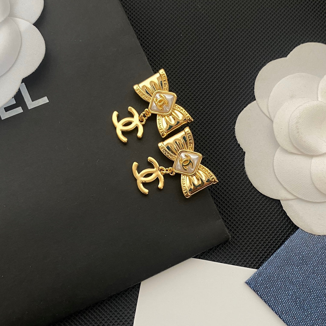 Pendientes con el logo de Gentle Bow
