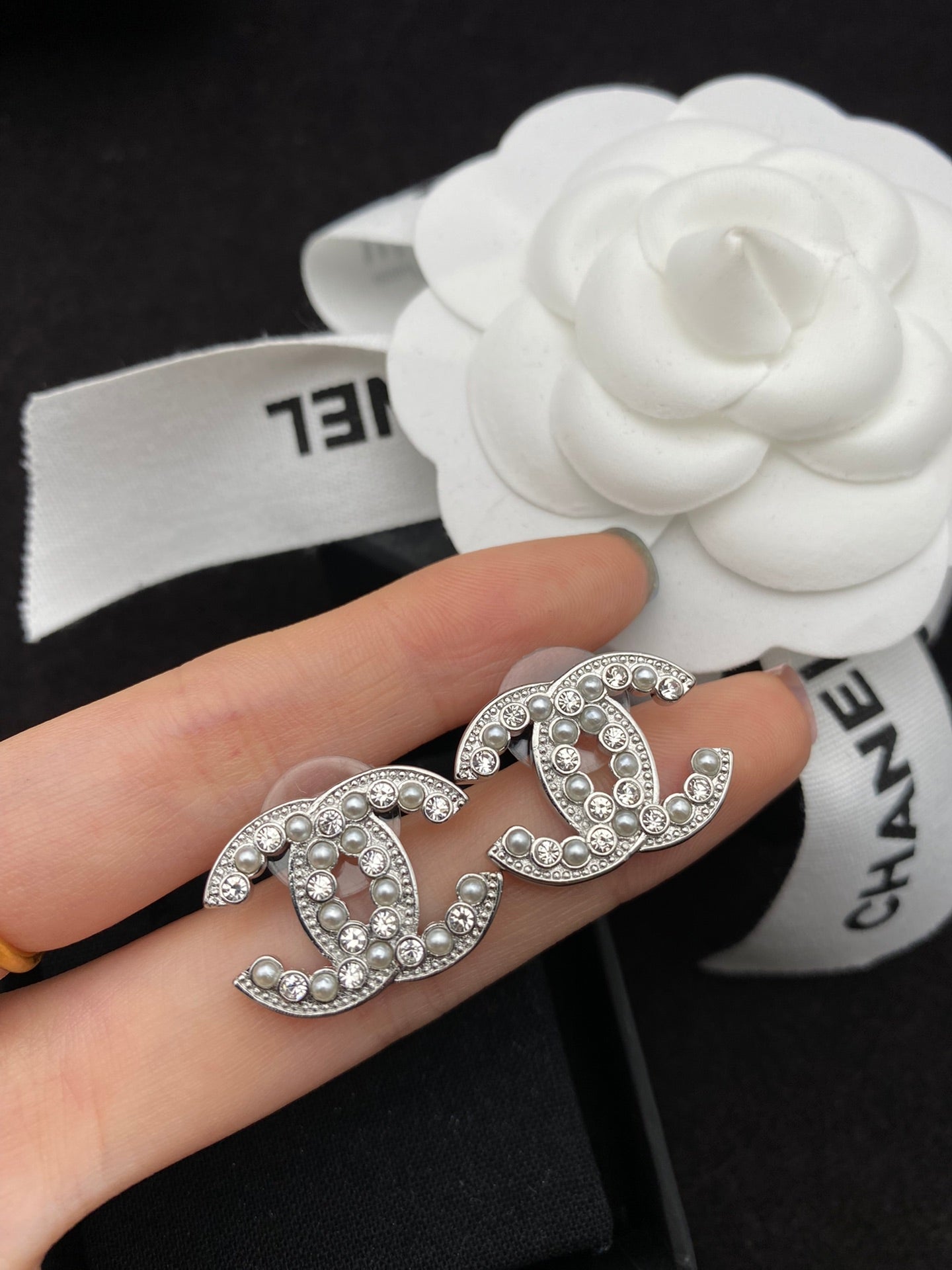 Pendientes de doble C de perlas y diamantes