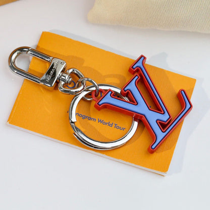 Llavero Colgante de Letras Azules y Rojas