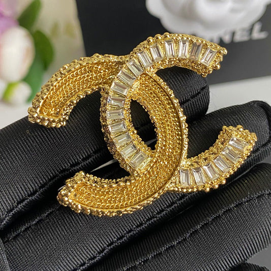 Broche en cristal d'or scintillante