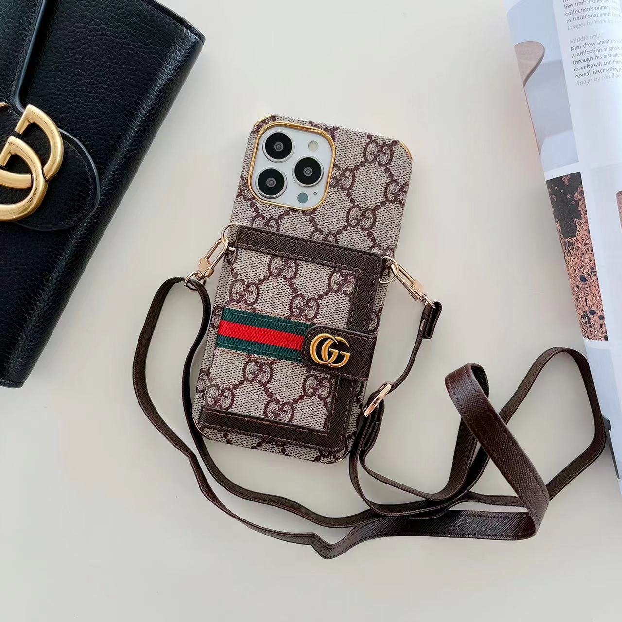 Funda tipo Cartera con Borde Dorado y Correa para Hombro