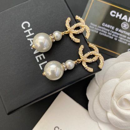 Boucles d'oreilles pendantes perlées avec lettre logo Temperament