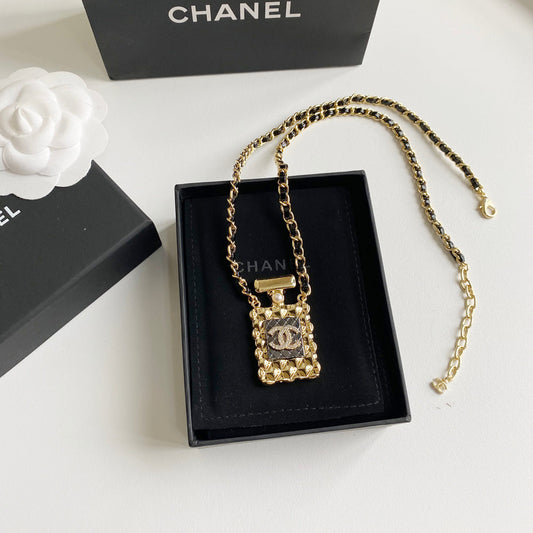 Collier en cuir avec pendentif flacon de parfum